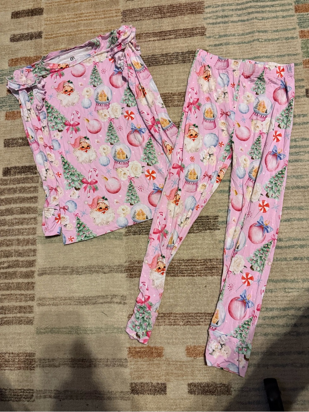 Bums and Roses Bamboo Kids Pink Santa Holiday Print Pajama Set size 7/8